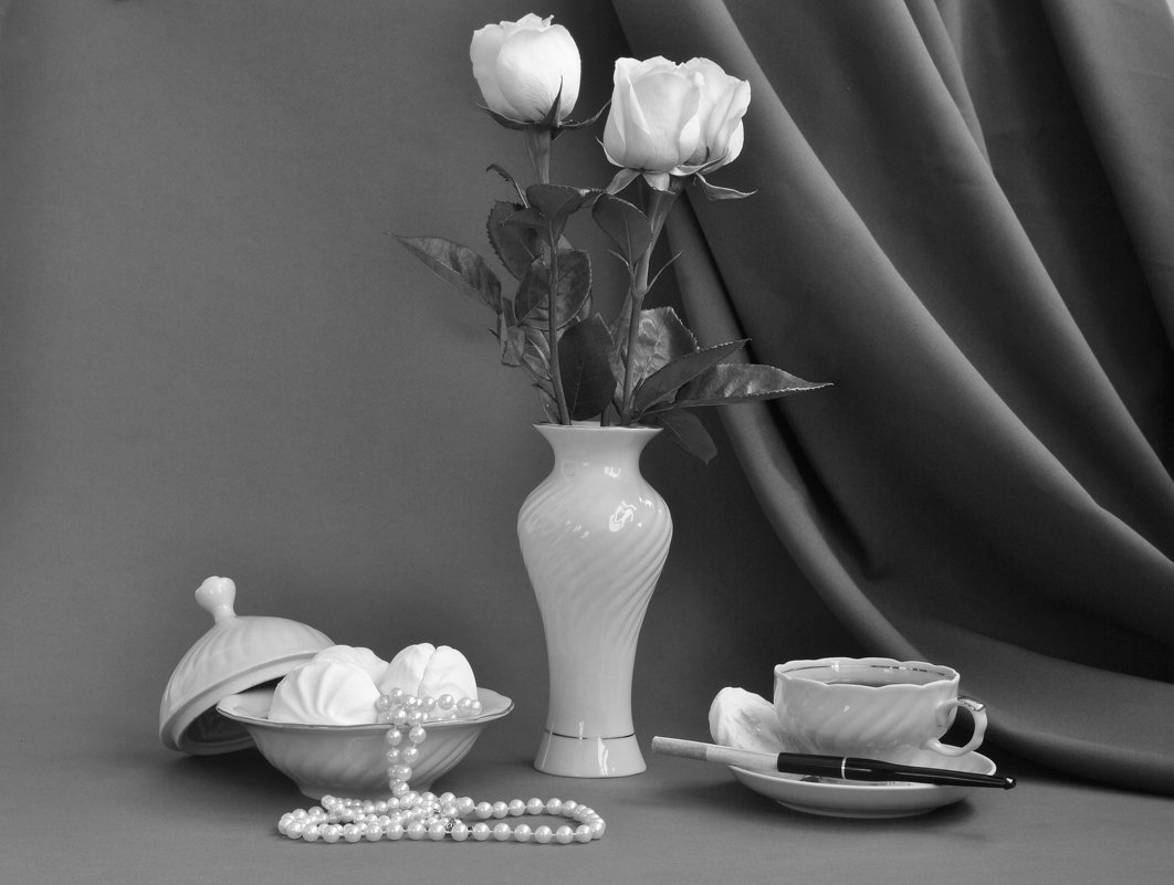 Белая ваза на черном фоне рисунок фото