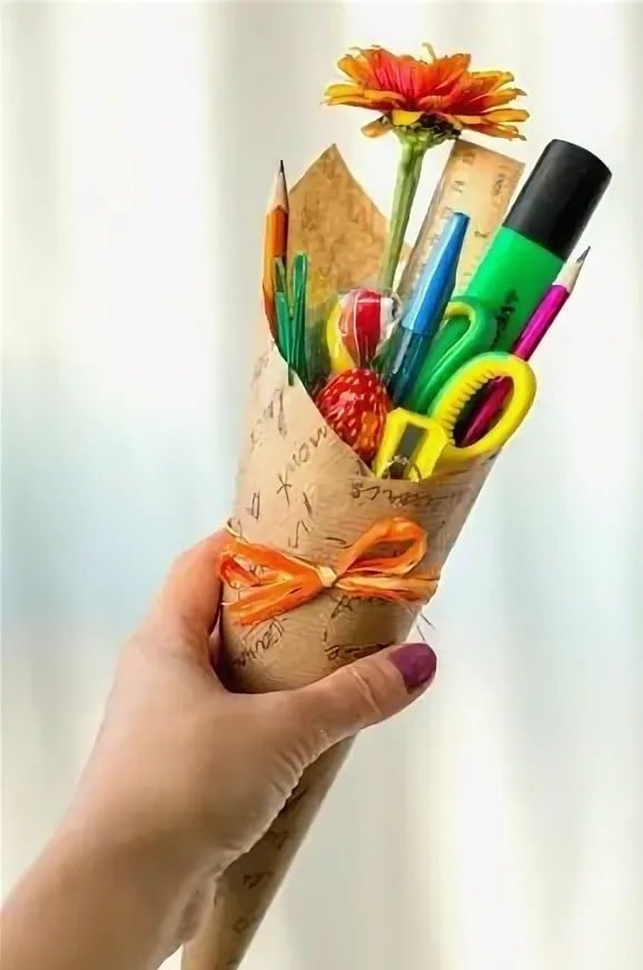Букет цветов подарок учителю идеи что подарить и как оформить фото