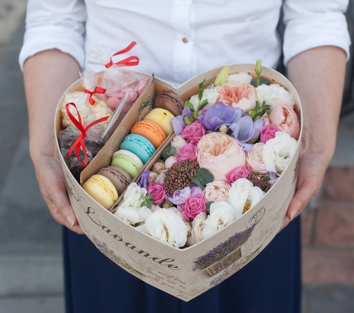 Букеты цветов на свадьбу в подарок от друзей идеи что подарить и как оформить фото