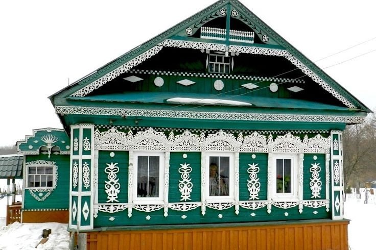Деревенский дом с узорами рисунок фото