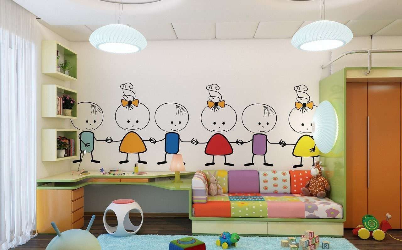 Детские рисунки на стене в детском саду фото