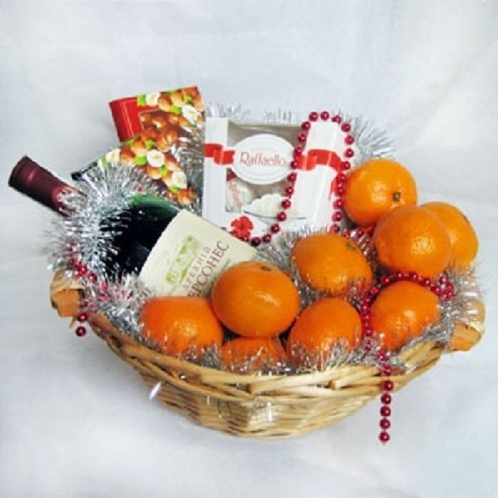 Корзина фруктов в подарок на новый год учителю идеи что подарить и как оформить фото