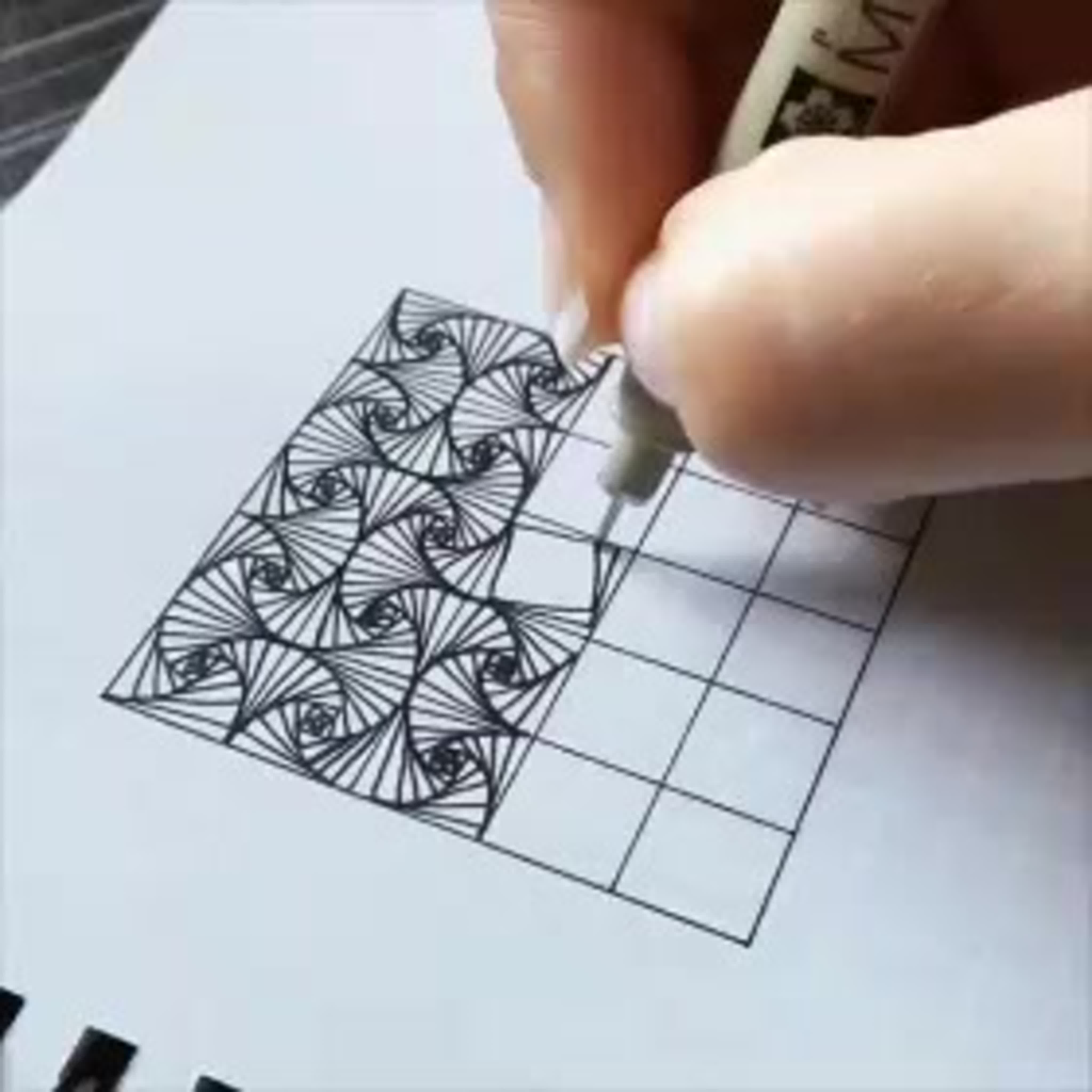 Красивые легкие рисунки по клеточкам черной ручкой фото