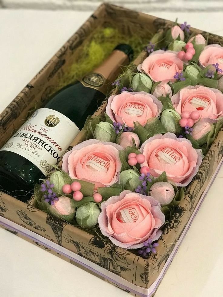 Подарок с шампанским на день рождения подруге идеи что подарить и как оформить фото