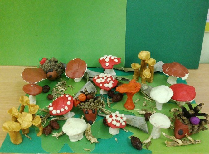 Поделки из пластилина семейка грибов на полянке идеи по изготовлению своими руками фото