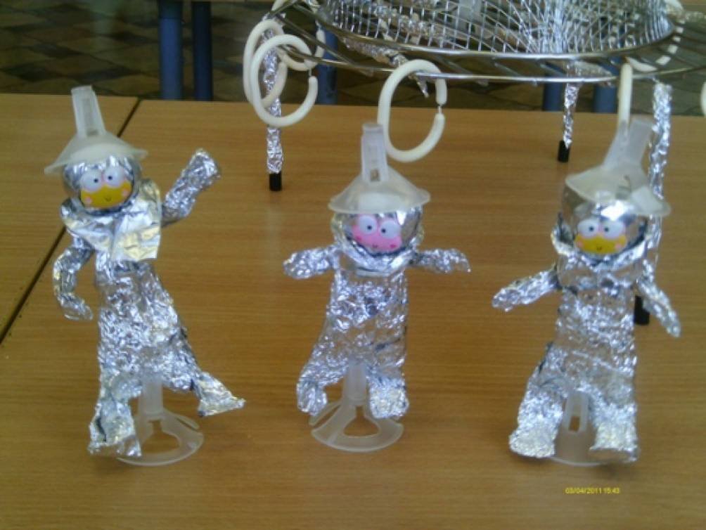 Поделки космонавт из пластилина и фольги идеи по изготовлению своими руками фото
