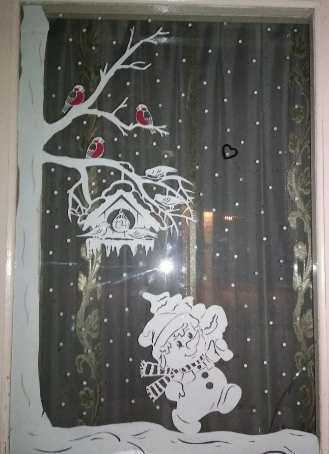 Рисунки на окнах в детском саду к новому году фото