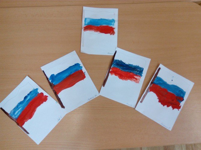 Рисунок российский флаг в детский сад фото